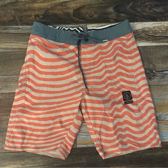 Boys Volcom swimsuit size 27. - Picture 1 of 8
